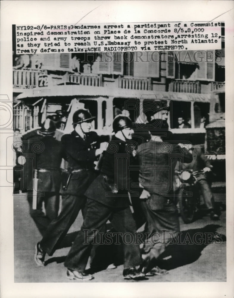 1949 Press Photo Paris policemen arresting protesters in Place de la Concorde - Historic Images