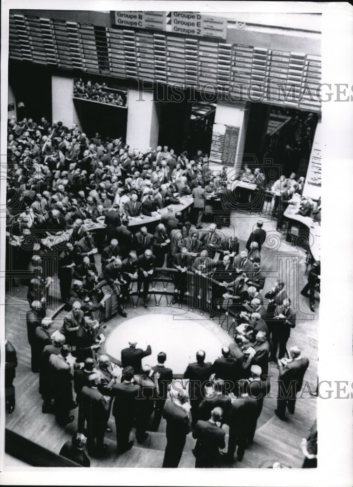 1968 Press Photo The Paris Bourse Stock Exchange reopens for trading - Historic Images