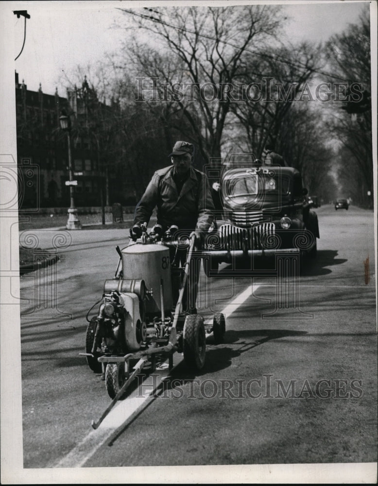 1947 Press Photo New White lines painted on Kale Ave in Clerveland - Historic Images