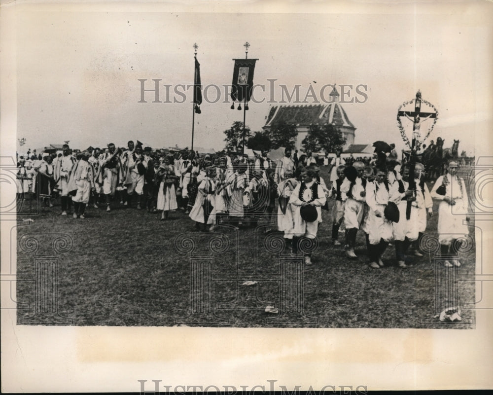 1940 Press Photo The Easter parade of the world torn by strife and unrest - Historic Images