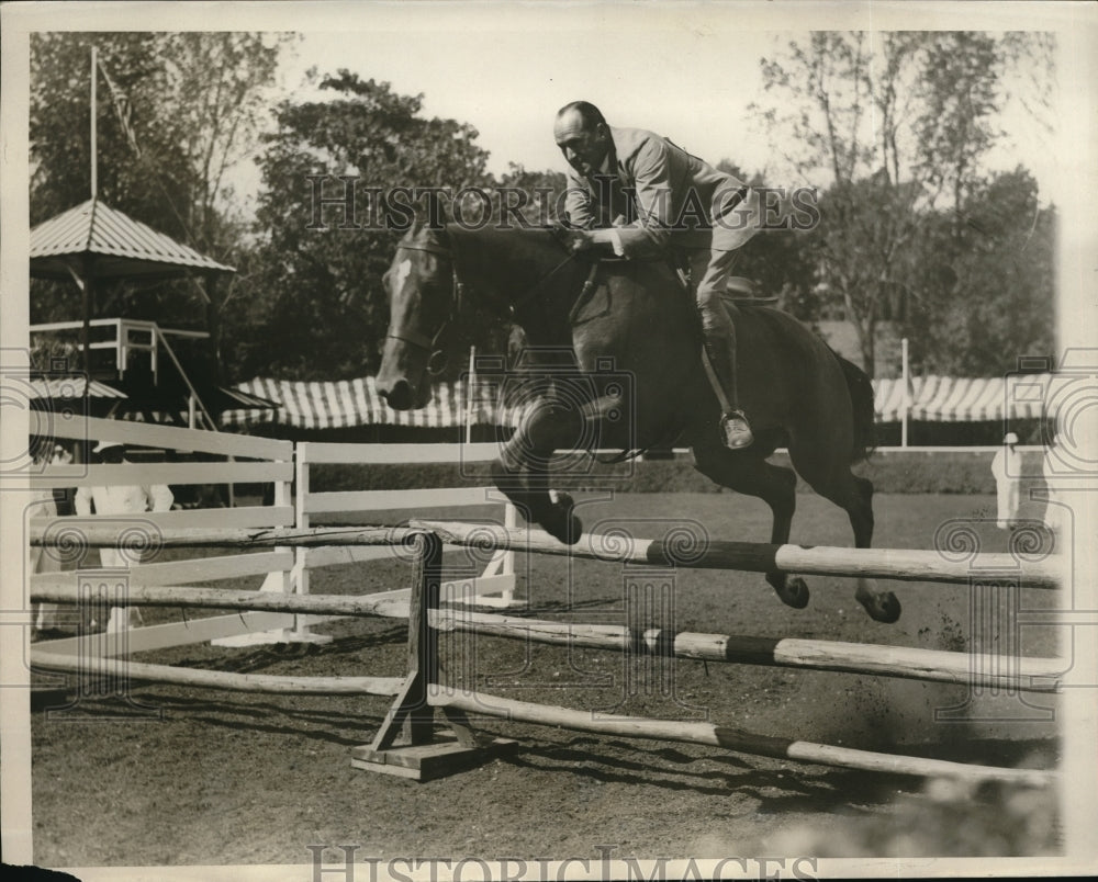 1929 Press Photo Isaac Clotheir taking the barrier on Sir Oliver - Historic Images