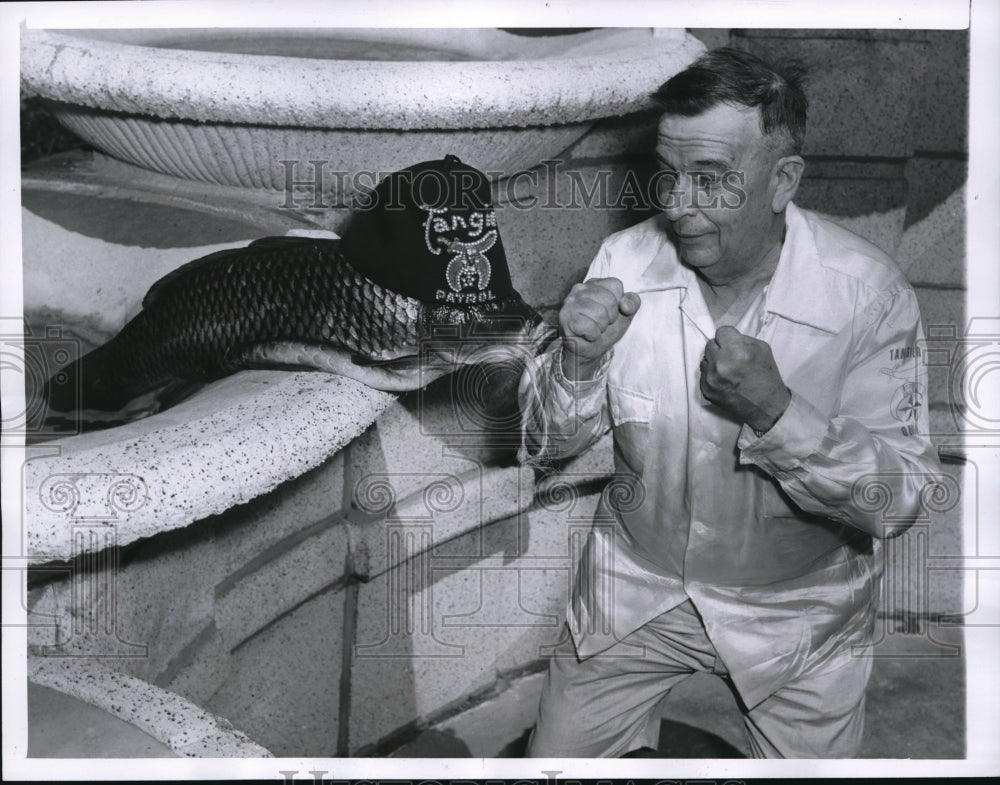 1955 Press Photo Bill Troughton with the huge fish he caught with his hands - Historic Images