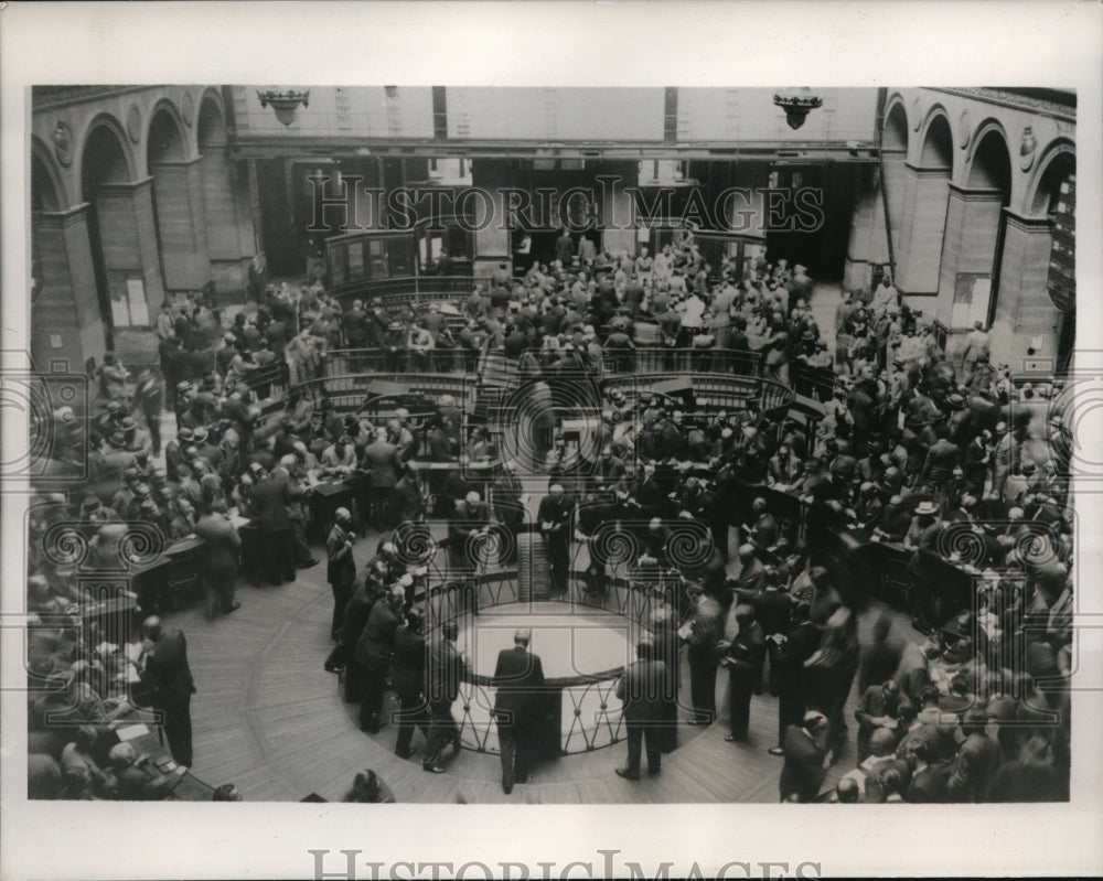 1940 Press Photo Paris France Bourse reopens to Govt trading - Historic Images