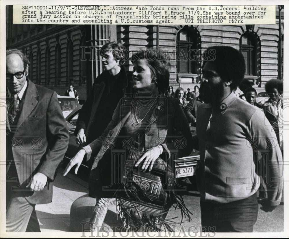 1970 Press Photo Actress Jane Fonda Face US Customs Assault Charges Cleveland - Historic Images