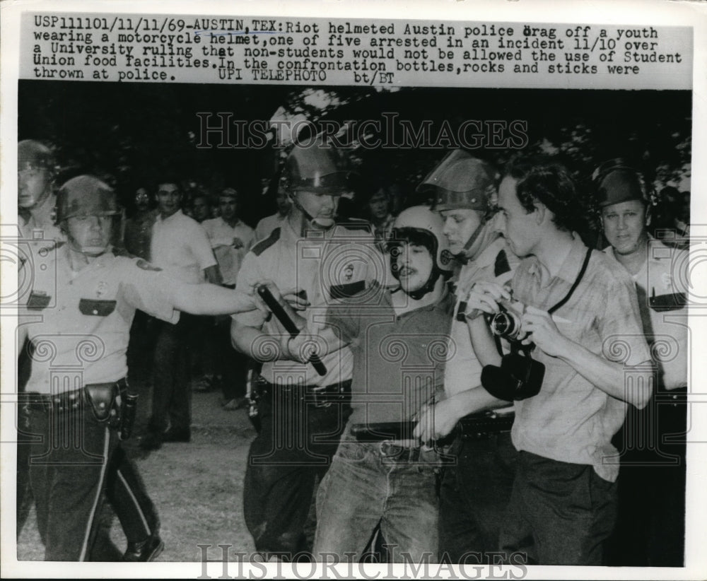 1989 Press Photo The Austin police dragged one the five man arrested - Historic Images