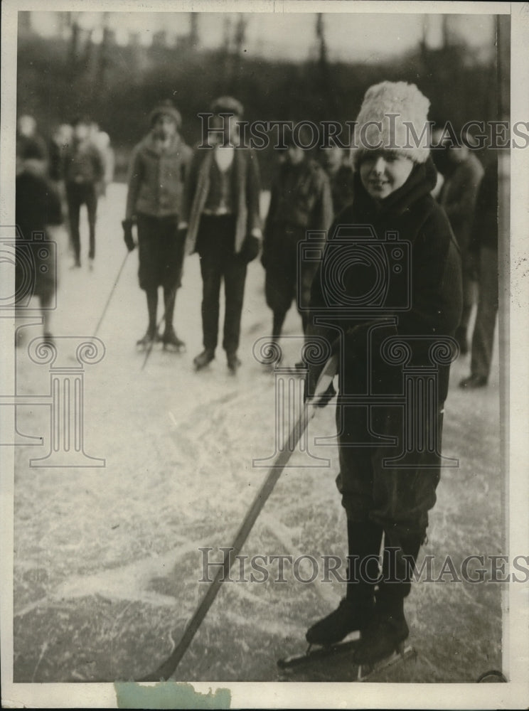 1926 Press Photo Gifford "Giffy" PInchot Jr. Plays Hockey with the Gang - Historic Images