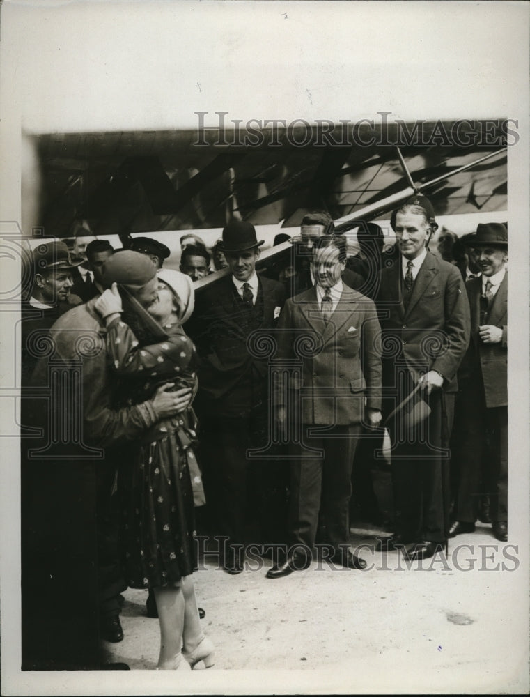 1927 Press Photo Atlantic Airman Mr Chamberlin greeting his mother upon arrival - Historic Images
