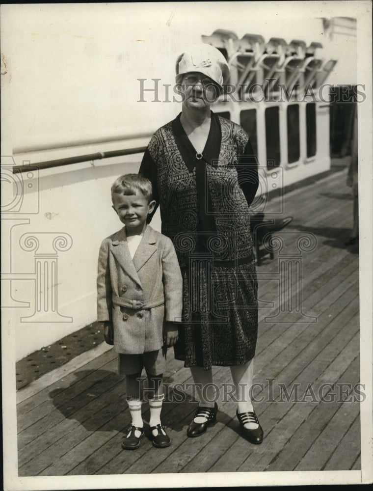 1927 Press Photo Mrs. E C Chamberlin with grandson  Bobby Moffit on SS Leviathan - Historic Images