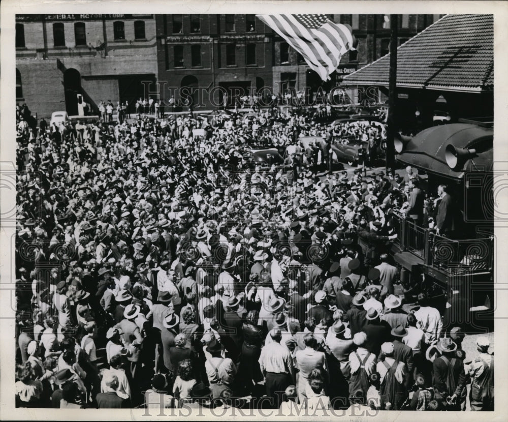 1944 Press Photo Gov Kelly & his wife greet Gov Dewy & his wife in arriving Mich-Historic Images