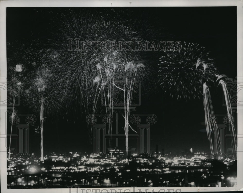 1958 Press Photo Toyko Sumida River Fireworks - Historic Images