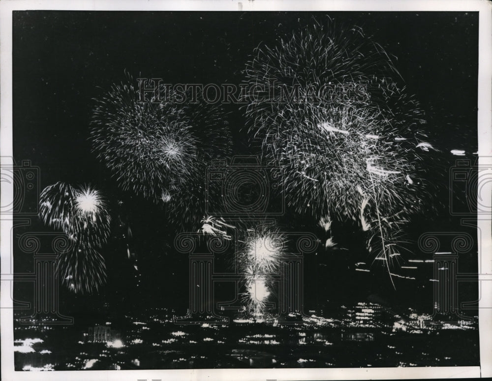 1956 Press Photo Toyko Sumida River Fireworks - Historic Images