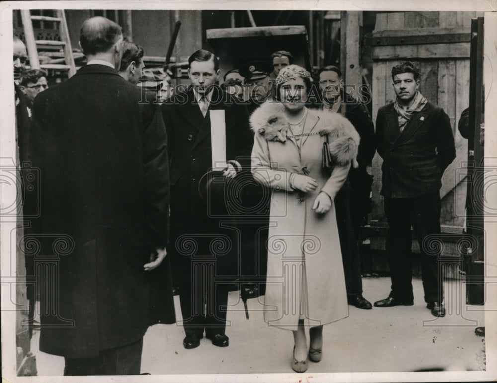 1937 Press Photo Queen Elizabeth with Duke of Norfolk at Westminster Abbey - Historic Images