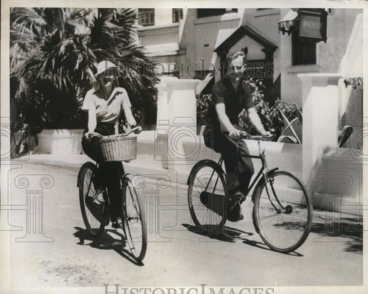 1934 Press Photo Mr & Mrs Paul Vaughn bicycling in Bermuda honeymooning - Historic Images