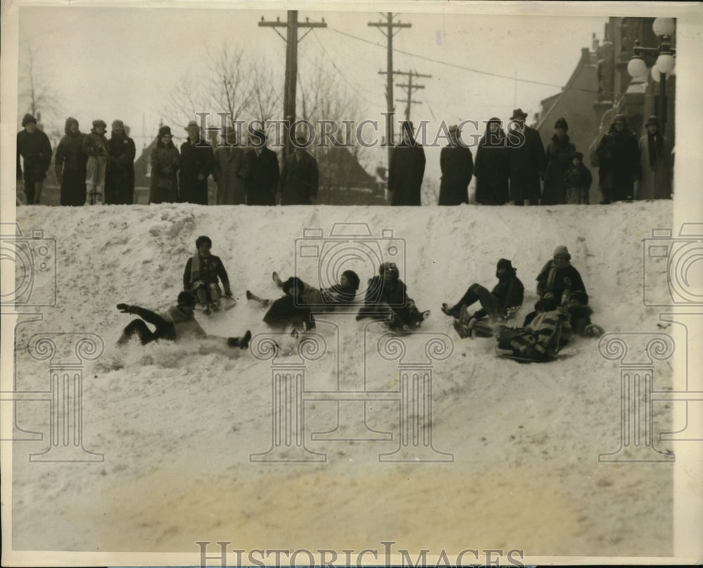 1927 Press Photo Quebec Canada people sledding at Chateau Frontenac - Historic Images