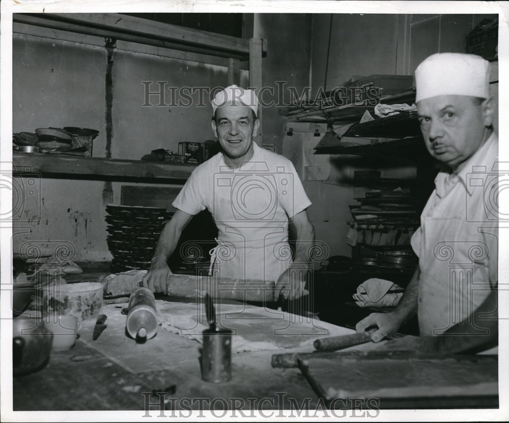 1955 Press Photo Jesse Likeness a baker from Davenport Iowa - Historic Images