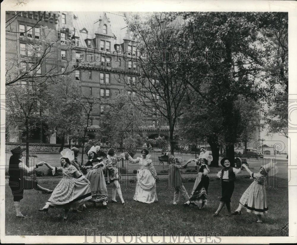 1932 Press Photo Quebec Canada  students rehearse a minuet dance - Historic Images