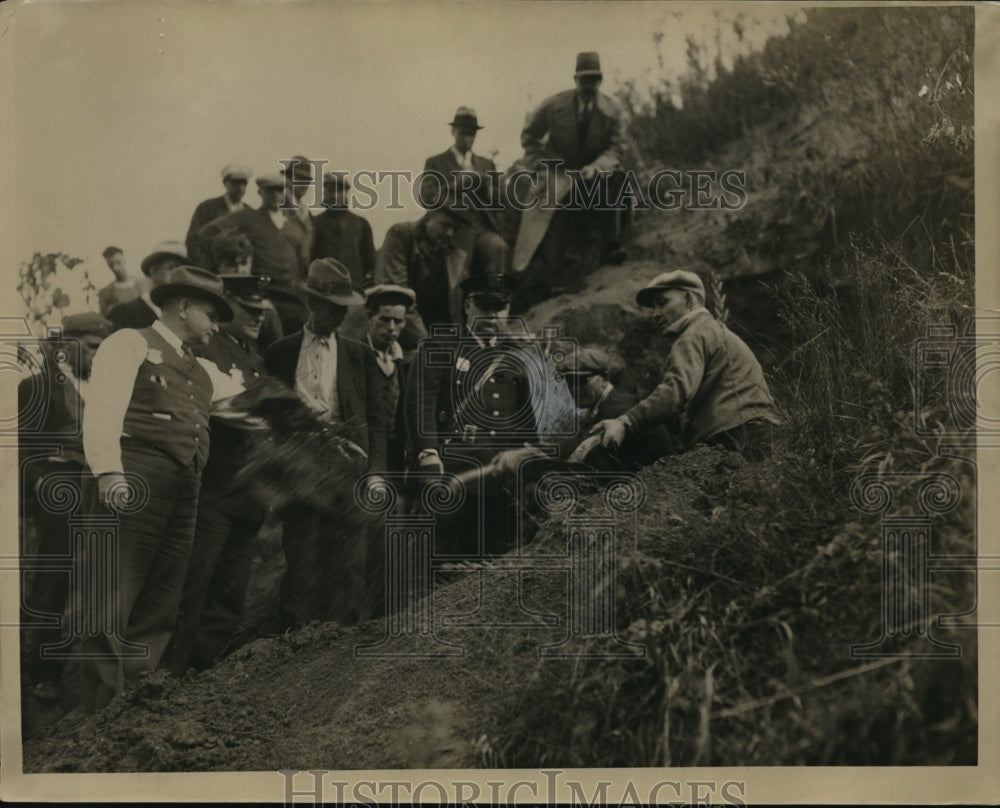 1932 Press Photo Policemen Digging Hole in Search for Missing Hollerson Child - Historic Images