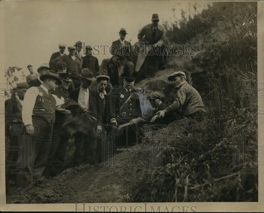 1932 Press Photo Policemen Digging Hole in Search for Missing Hollerson Child - Historic Images