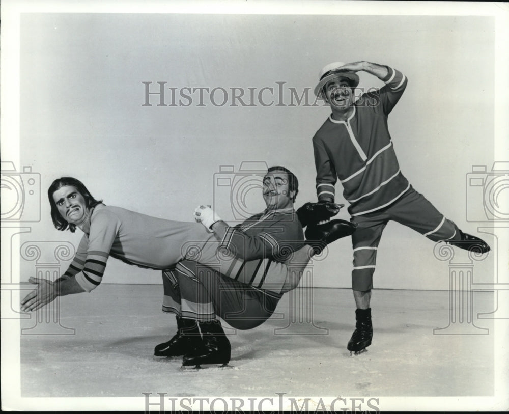 1973 Press Photo Kevin Bubp, Bill Jack, And Bob Ludec Balance On Ice - Historic Images