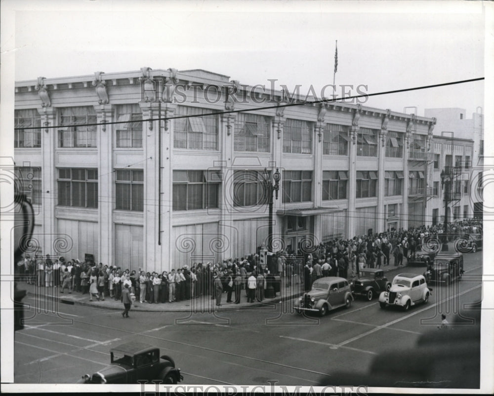 1945 Press Photo LA Calif  jobless men at US Employment office - Historic Images