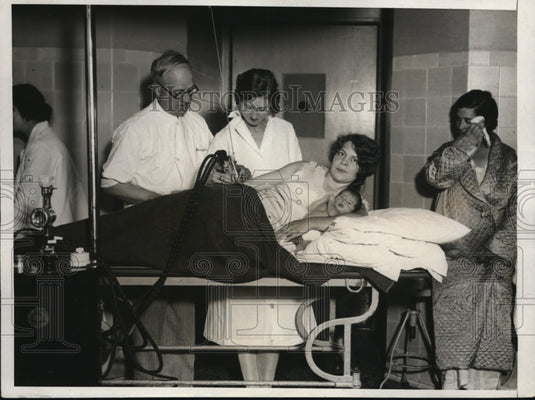 1931 Press Photo Hospitals using ultraviolet stencils to mark babies in New York - Historic Images