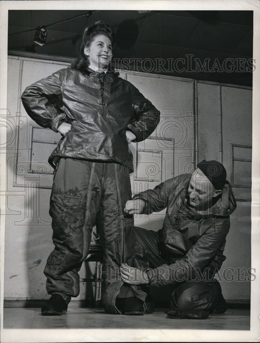 1947 Press Photo Chicago Ill Bill Uhle & wife Michael in waterproof sailing gear - Historic Images