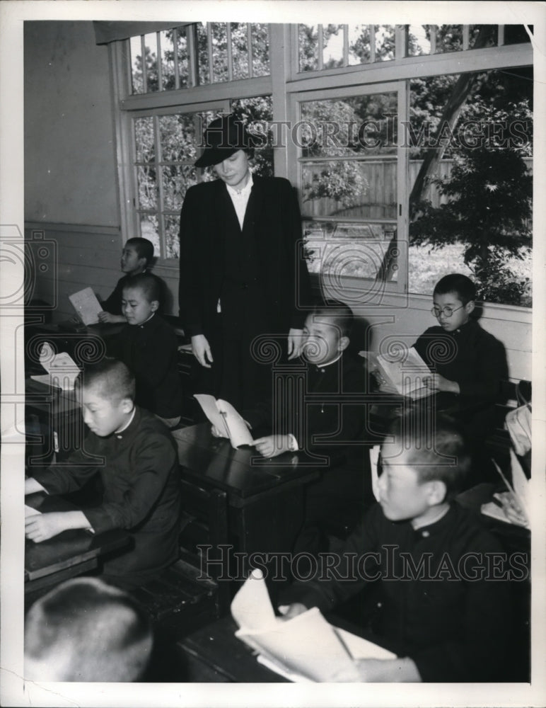 1946 Press Photo Mrs Elizabeth Gray Vining visit the Peers School, Tokyo, Japan - Historic Images