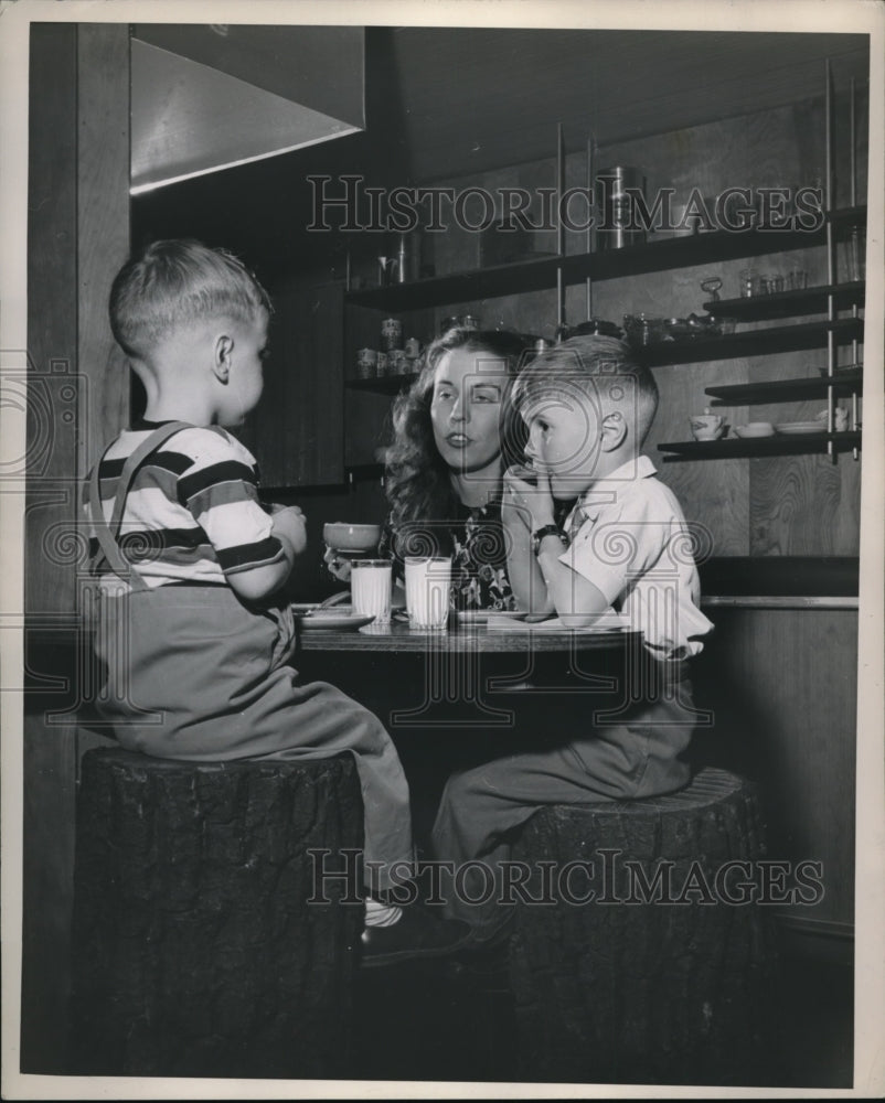 1949 Press Photo Mrs Robert Kirkpatrick and her children - Historic Images