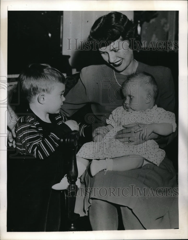 1944 Press Photo Coined in Throat Baby Linda Edgar with Lillian And Peter Edgar - Historic Images