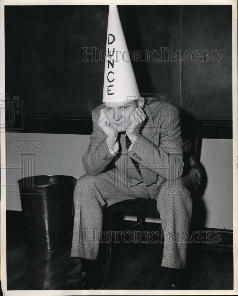 1957 Press Photo Bob Van Aartsen Ray O Vac Co district mgr in Michigan - Historic Images