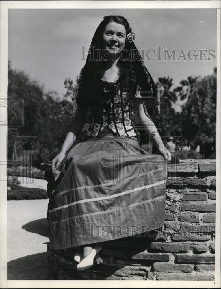 1937 Press Photo Kaye Harrold Queen of Fiesta at San Fernando Valley Cal - Historic Images