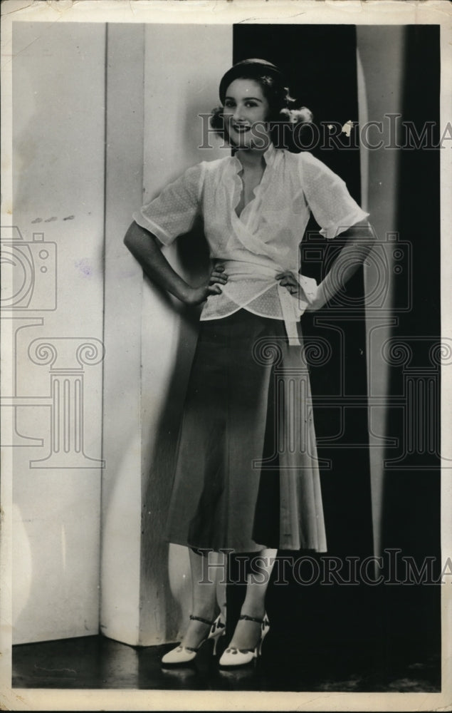 1932 Press Photo Model in White Resort Wear - Historic Images