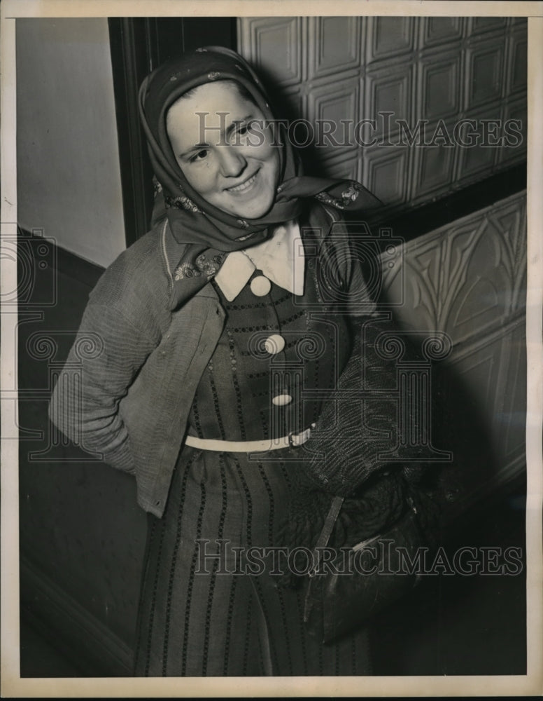 1937 Press Photo Anna Umaquarsky in Bandana &amp; Shawl Arriving New York - Historic Images