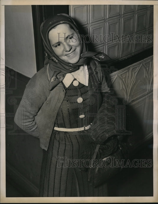 1937 Press Photo Anna Umaquarsky in Bandana & Shawl Arriving New York - Historic Images