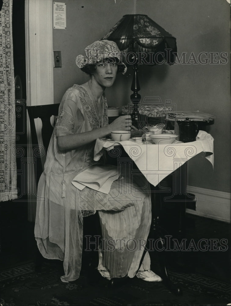1922 Press Photo Debutant Margaret Treadwell in a luncheon - Historic Images