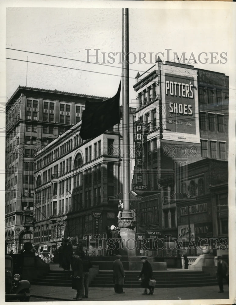 1939 Press Photo Death flag flies  at Fountain Square for Wm F Carskadon - Historic Images