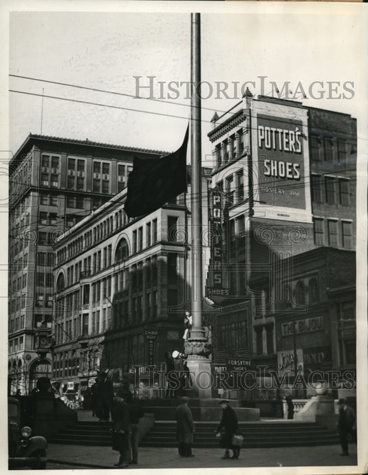 1939 Press Photo Death flag flies  at Fountain Square for Wm F Carskadon - Historic Images