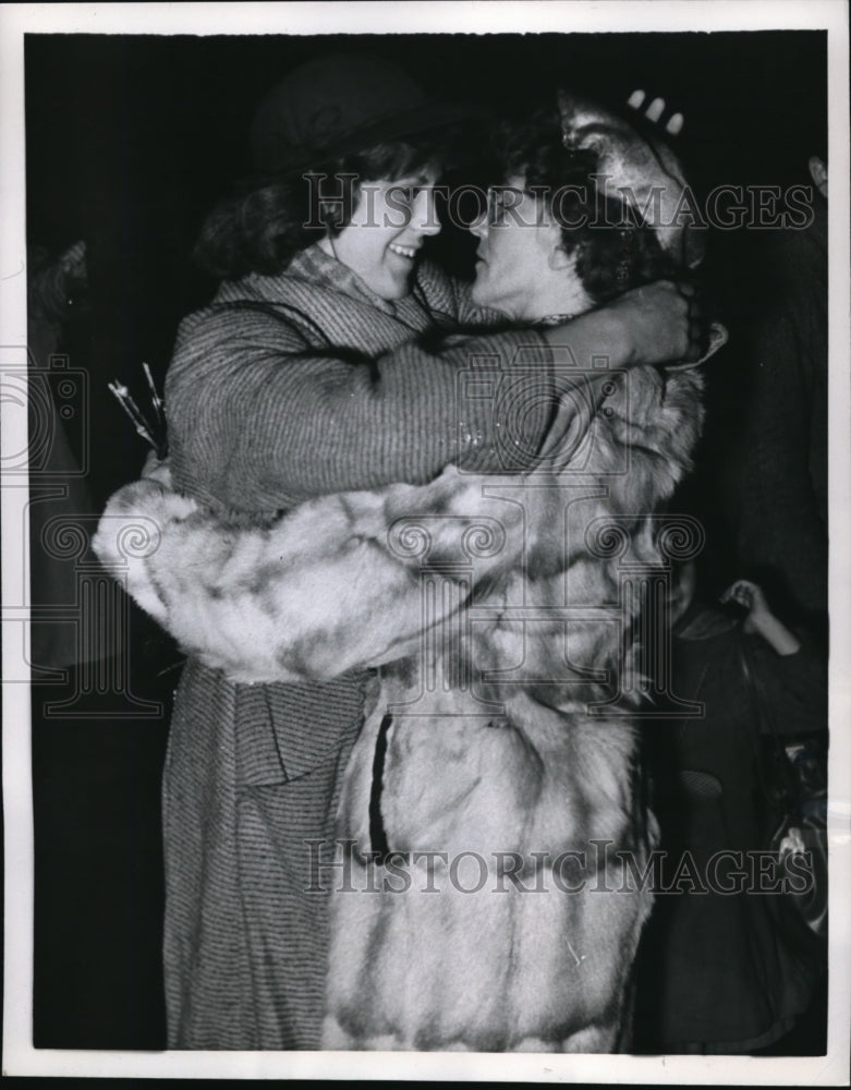 1957 Press Photo Mrs. Schimansky with Daughter Rosita in Reunion at Bielefeld - Historic Images