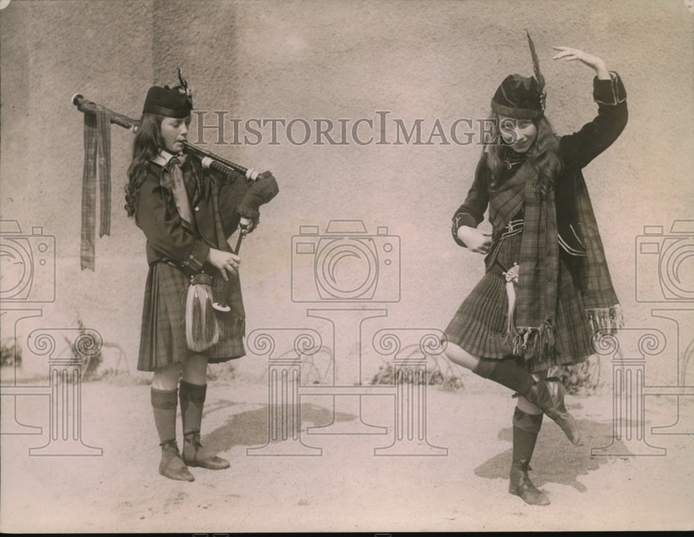 1920 Press Photo Christine Campbell &amp; Catherine McLeod doing Scotch dance - Historic Images