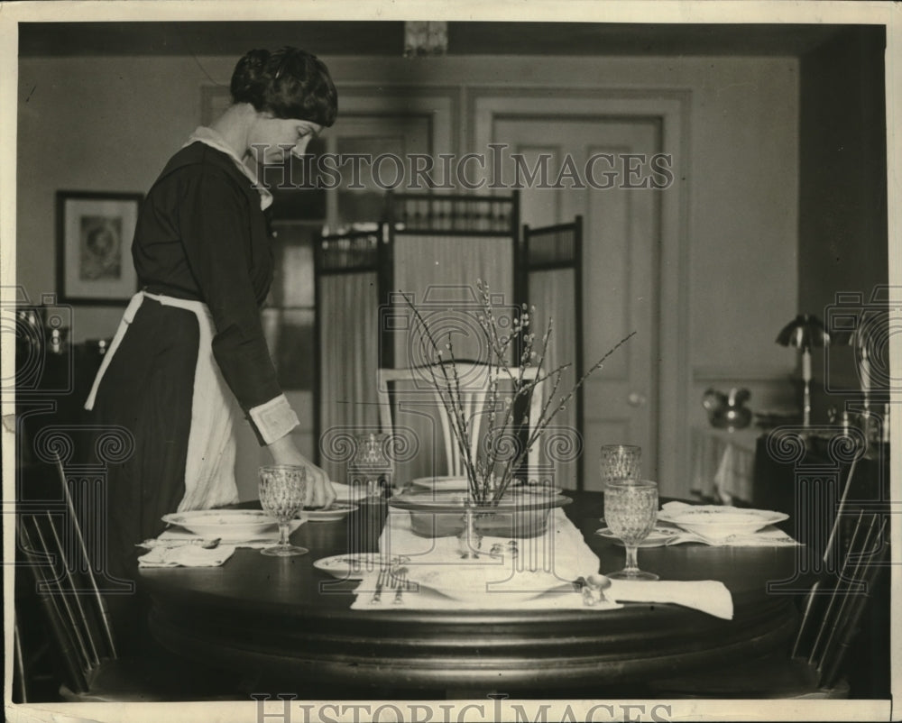 1923 Press Photo Student of Home Assistance Assoc on job in a dining room - Historic Images