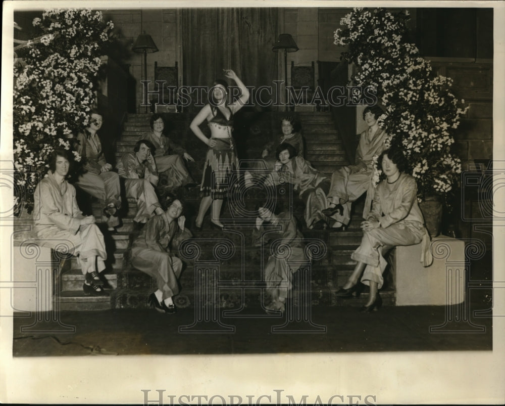 1927 Press Photo Miss Bernadette McMahon dancing amidst the pajama girls - Historic Images