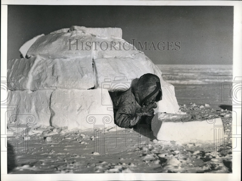 1944 Press Photo Baffin Island, building a play igloo - Historic Images