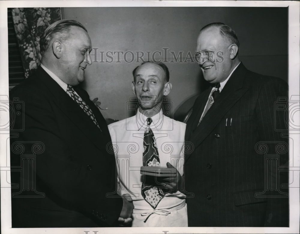 1949 Press Photo Dick Richards &amp; Mayor George Voss Give Hearing Aid Lee Mudlaff - Historic Images