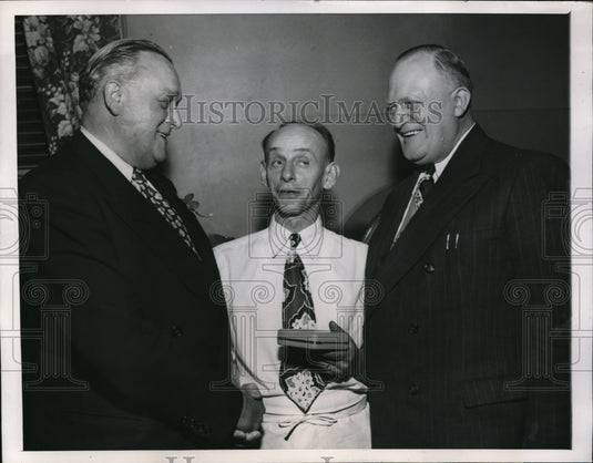 1949 Press Photo Dick Richards & Mayor George Voss Give Hearing Aid Lee Mudlaff - Historic Images
