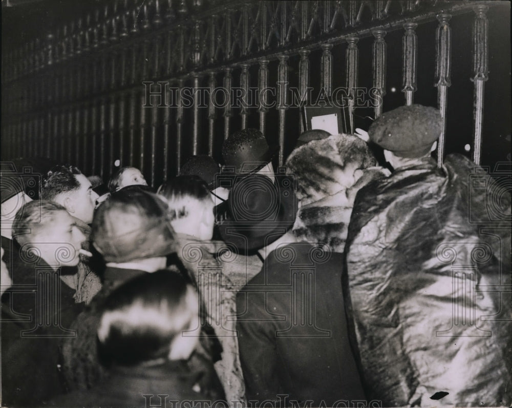 1936 Press Photo Crowds swarm over Buckingham palace to read new bulletin - Historic Images