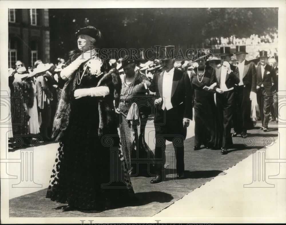 1954 Press Photo The Stately Lady Leading Procession is Queen Amelia - Historic Images