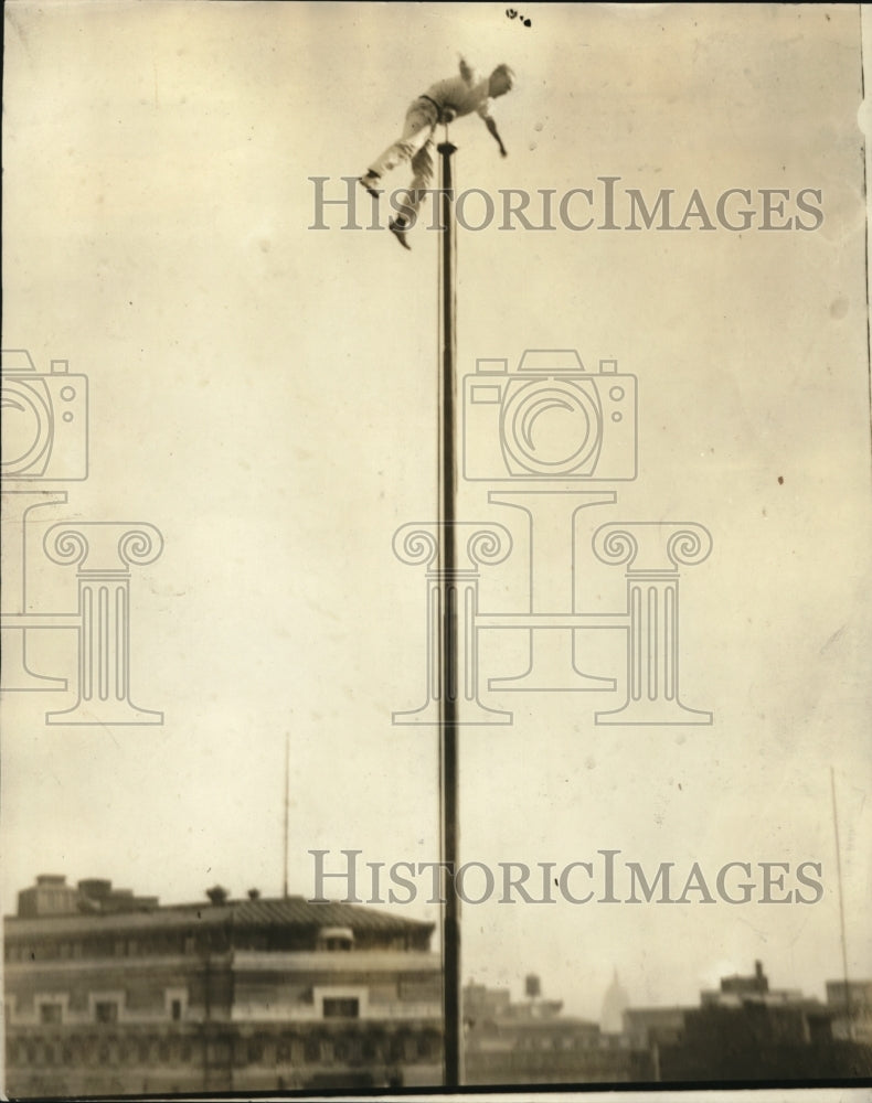 1924 Press Photo John Reynolds known as Human Fly on pole of Times Herald bldg - Historic Images