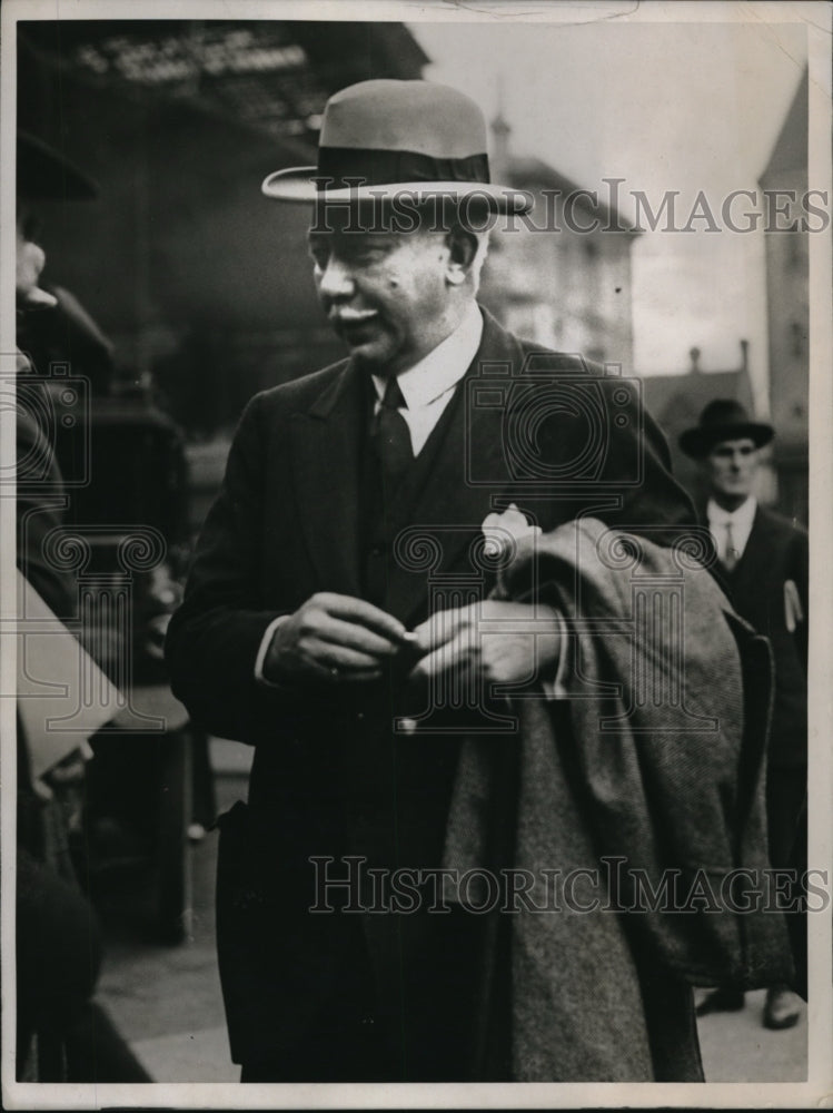 1922 Press Photo Mr.Leslie Urouhart at Victoria Station in London - Historic Images