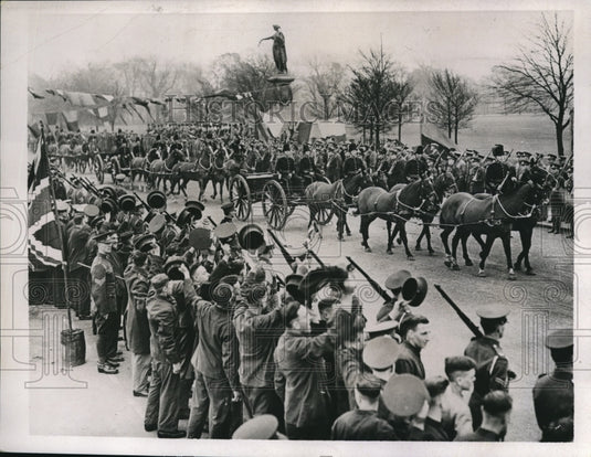 1937 Press Photo Coronation rehearsal soldiers members of 17th field brigade - Historic Images