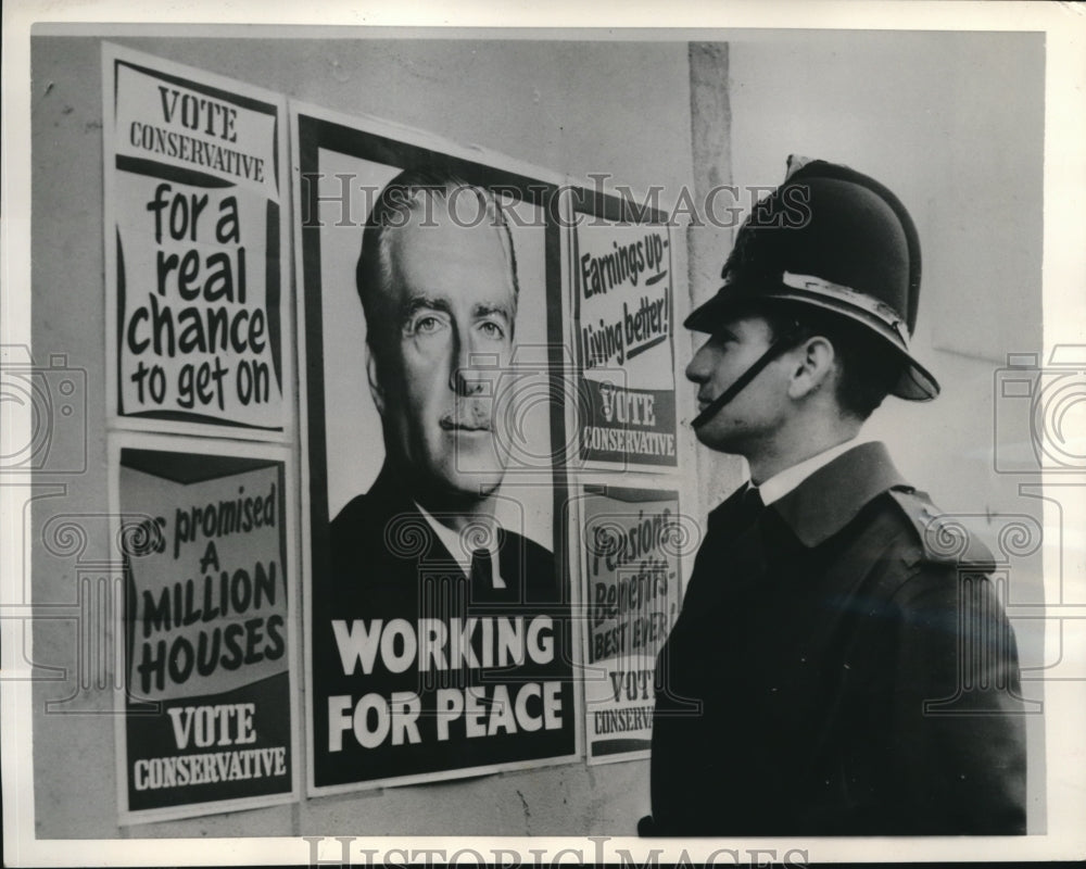 1955 Press Photo London Bobby Looks Over Conservative Posters General Election - Historic Images